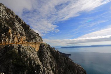  Hırvatistan 'ın Makarska kenti önündeki panoramik deniz manzarası