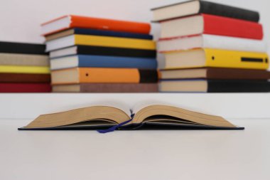 Kütüphanedeki masada kitabı aç