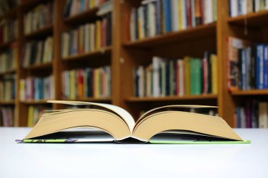 Kütüphanedeki masada kitabı aç