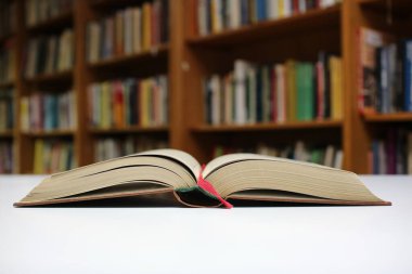 Kütüphanedeki masada kitabı aç