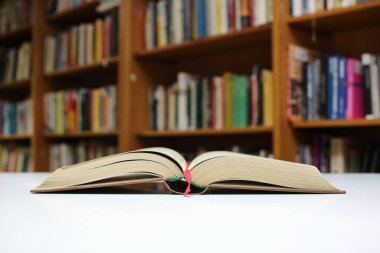 Kütüphanedeki masada kitabı aç