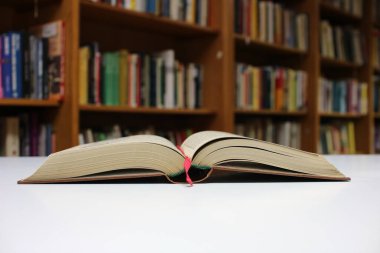 Kütüphanedeki masada kitabı aç