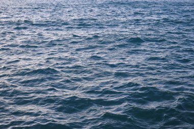 Denizin dalgalı yüzeyi