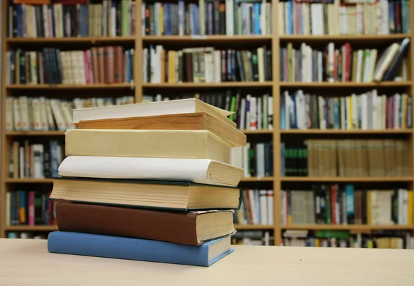 Bücherstapel Auf Dem Tisch Der Bibliothek — Stockfoto