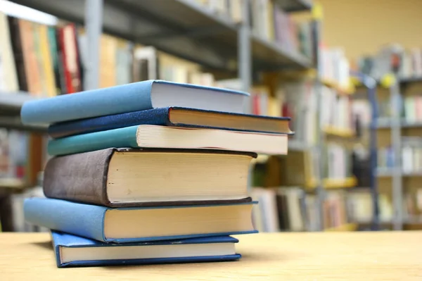 Montón Libros Sobre Mesa Biblioteca — Foto de Stock