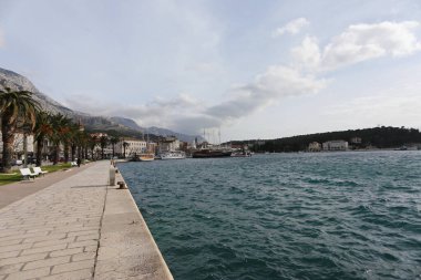 Makarska, Hırvatistan, 07.02.2021 Hırvatistan 'ın Makarska kentinde küçük bir turizm kasabası