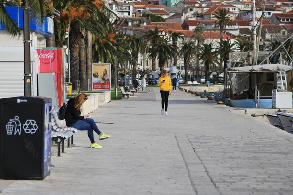 Makarska, Hırvatistan, 07.02.2021 Hırvatistan 'ın Makarska kentinde küçük bir turizm kasabası