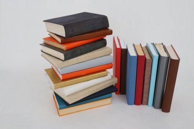 Beyaz arkaplan üzerine kitap yığını