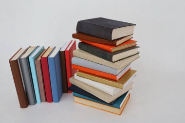 Beyaz arkaplan üzerine kitap yığını