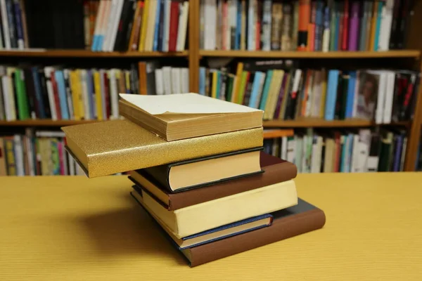 Egy Halom Könyv Egy Íróasztalon Iskolai Könyvtárban — Stock Fotó