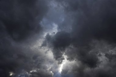 Yağmurdan önce bulutlarla dolu karanlık gökyüzü