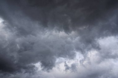 Yağmurdan önce bulutlarla dolu karanlık gökyüzü