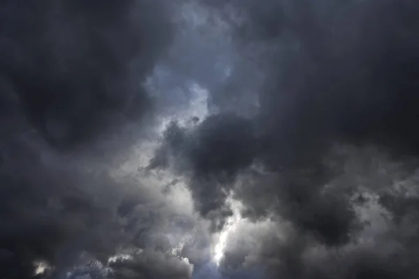 雨前乌云密布的夜空 — 图库照片