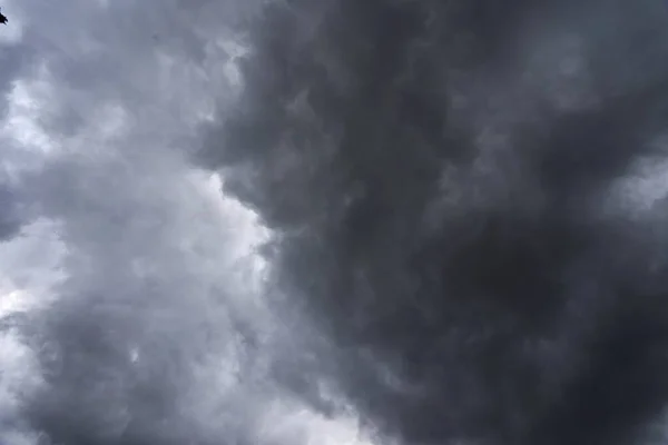 Темное Небо Полное Облаков Перед Дождем — стоковое фото