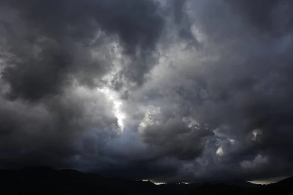 Темне Небо Повне Хмар Перед Дощем — стокове фото