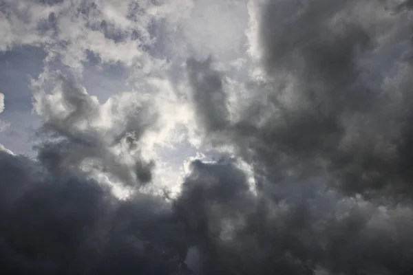 雨の前に雲の完全な暗い空 — ストック写真