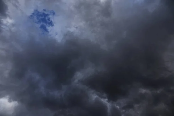 Mörk Himmel Full Moln Före Regnet — Stockfoto