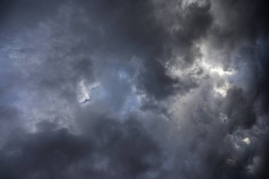 Yağmurdan önce bulutlarla dolu karanlık gökyüzü
