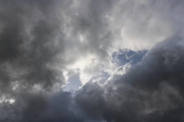 雨の前に雲の完全な暗い空 — ストック写真