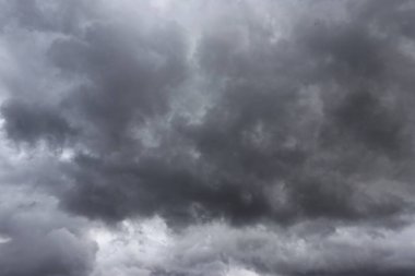 Yağmurdan önce bulutlarla dolu karanlık gökyüzü