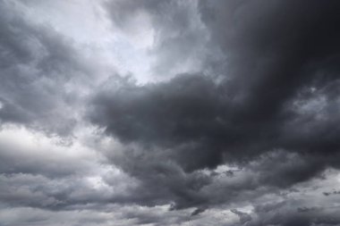 Yağmurdan önce bulutlarla dolu karanlık gökyüzü