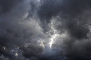 Yağmurdan önce bulutlarla dolu karanlık gökyüzü