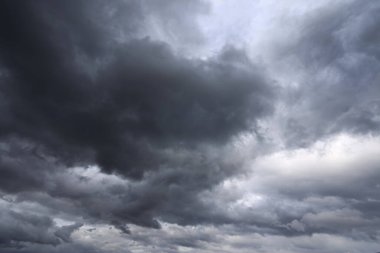 Yağmurdan önce bulutlarla dolu karanlık gökyüzü