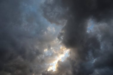 Mavi gökyüzünde kara bulutlar