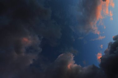 Mavi gökyüzünde kara bulutlar