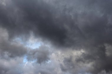 Mavi gökyüzünde kara bulutlar