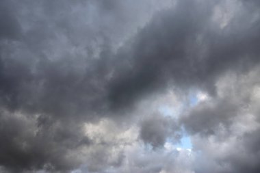 Mavi gökyüzünde kara bulutlar