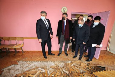 Vrgorac, Hırvatistan, 16.02.2021. Hırvatistan Başbakanı Andrej Plenkoviç bugün Vrgorac 'ı ziyaret etti ve yardımcılarıyla birlikte selden etkilenen bölgeleri gezdi
