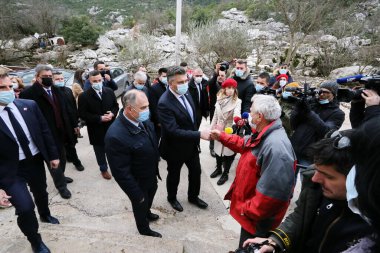 Vrgorac, Hırvatistan, 16.02.2021. Hırvatistan Başbakanı Andrej Plenkoviç bugün Vrgorac 'ı ziyaret etti ve yardımcılarıyla birlikte selden etkilenen bölgeleri gezdi