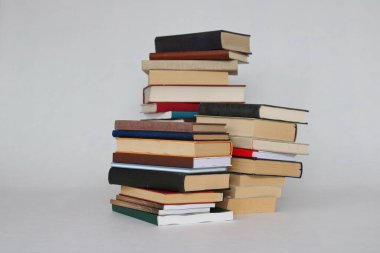 Beyaz arkaplan üzerine kitap yığını