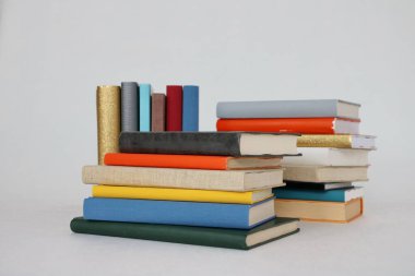 Beyaz arkaplan üzerine kitap yığını