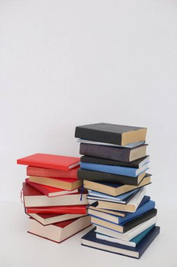 Beyaz arkaplan üzerine kitap yığını