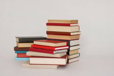 Kitapçıda beyaz bir masada kitaplar.