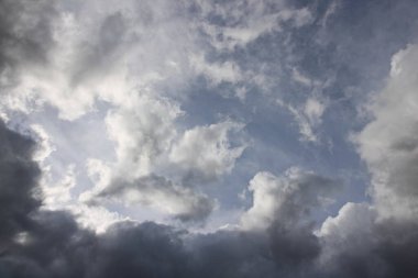  Yağmurdan önce bulutlarla dolu karanlık gökyüzü