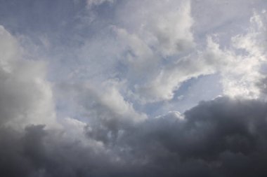  Yağmurdan önce bulutlarla dolu karanlık gökyüzü