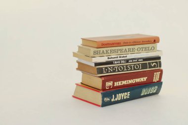 Makarska, Hırvatistan, 23,02,2021. Beyaz arkaplan üzerine kitap yığını