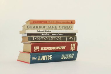 Makarska, Hırvatistan, 23,02,2021. Beyaz arkaplan üzerine kitap yığını