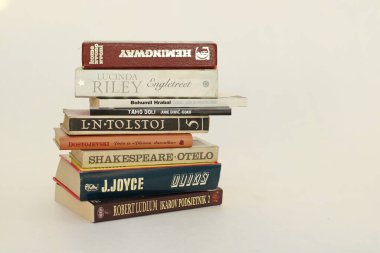 Makarska, Hırvatistan, 23,02,2021. Beyaz arkaplan üzerine kitap yığını