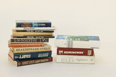 Makarska, Hırvatistan, 23,02,2021. Beyaz arkaplan üzerine kitap yığını