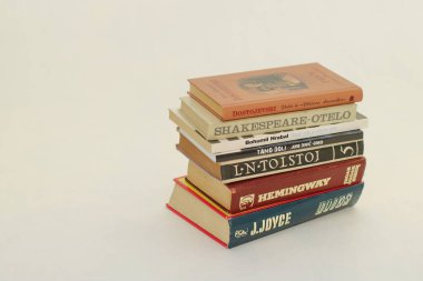 Makarska, Hırvatistan, 23,02,2021. Beyaz arkaplan üzerine kitap yığını