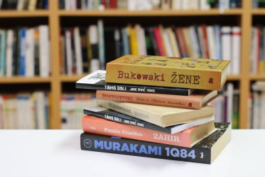 Kütüphanedeki masada ünlü yazarların kitapları.