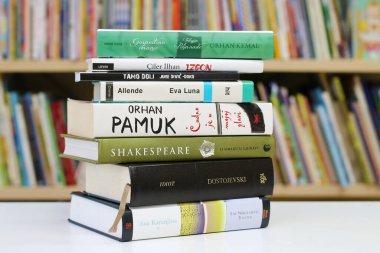 Kütüphanedeki masada ünlü yazarların kitapları.