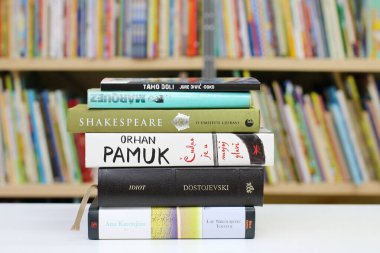 Kütüphanedeki masada ünlü yazarların kitapları.