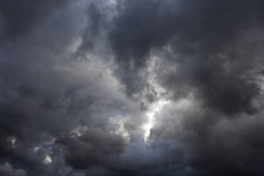  Yağmurdan önce bulutlarla dolu karanlık gökyüzü