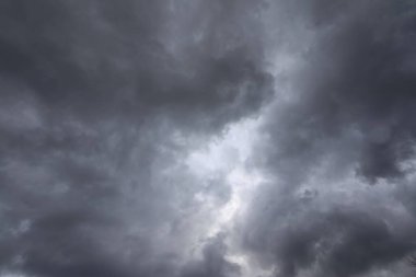  Yağmurdan önce bulutlarla dolu karanlık gökyüzü