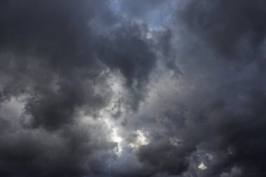  Yağmurdan önce bulutlarla dolu karanlık gökyüzü